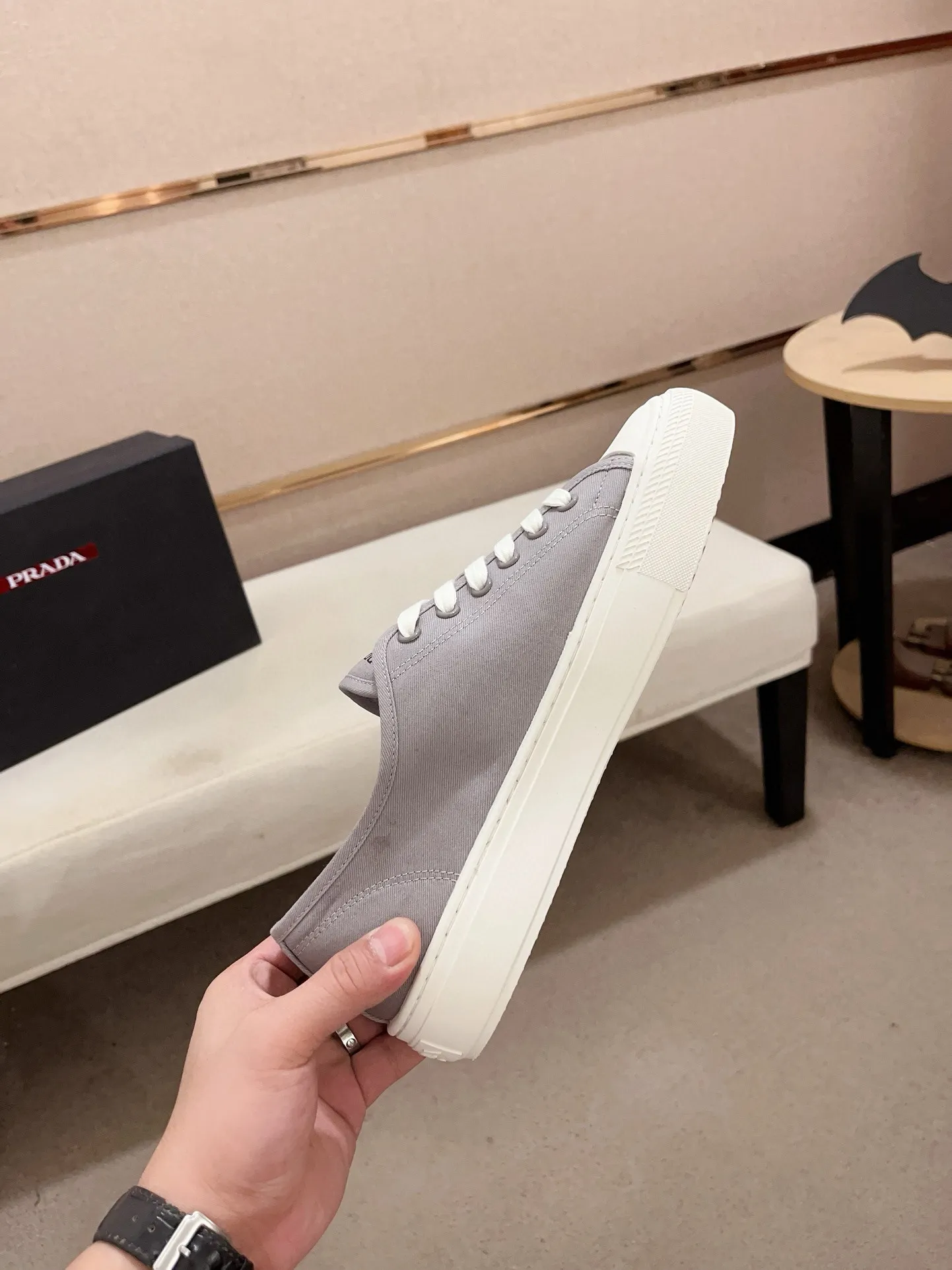 Men's shoes 💰 580💰 ✔️✔️✔️High-quality new PRADA counters are launched at the same time. The new men's shoes and 😘fabrics are selected from first-layer cowhide and are made by pure handicrafts. Lining: Full cowhide lining. 👍🏿 High-end ☄️ air-cushion molded anti-slip rubber outsole, exquisite lines, simple and elegant, comfortable and high-end for leisure travel. Code number: 38 to 44 (45 can be customized)